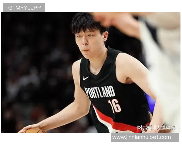 裁判赞赏杨瀚森表现出色赛后竖大拇指传递认可与鼓励